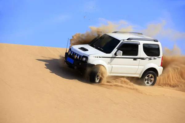 Off-road voertuig reist in de woestijn — Stockfoto