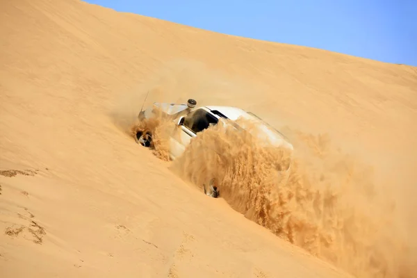 An suv was driving in the desert. — Stock Photo, Image