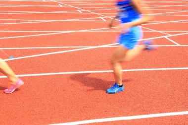 Parkta koşan sporcular