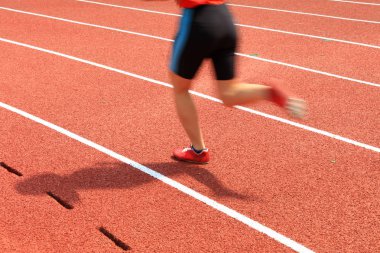 Parkta koşan sporcular