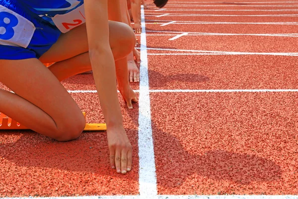 The athletes are at the starting line — Stock Photo, Image