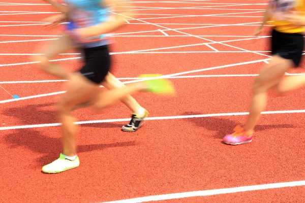 Sportovci běžící na hřišti — Stock fotografie