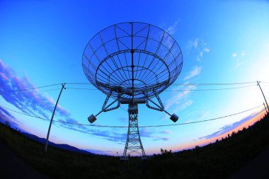 Bir radyo teleskopunun silüeti.