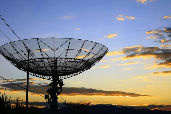 Bir radyo teleskopunun silüeti. — Stok fotoğraf