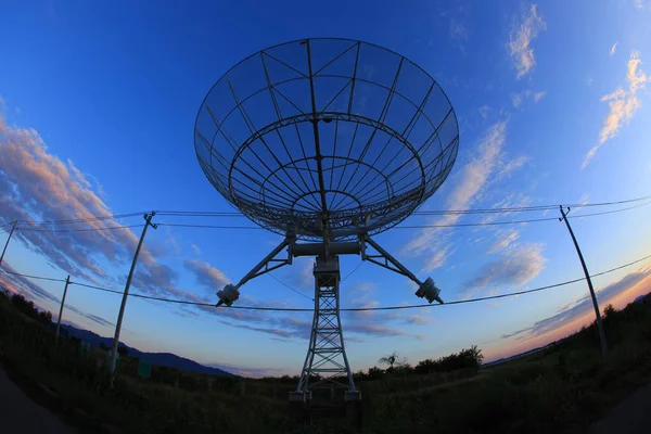Силует радіо телескопа — стокове фото