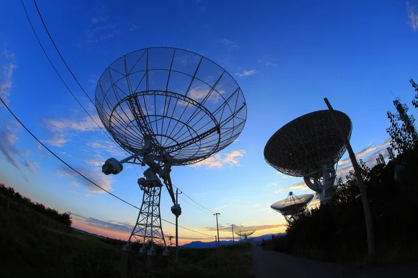 A silhueta de um radiotelescópio — Fotografia de Stock