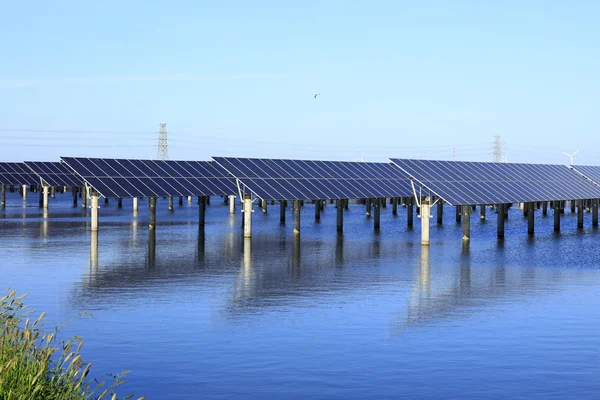 Układ fotowoltaicznego wytwarzania energii słonecznej — Zdjęcie stockowe