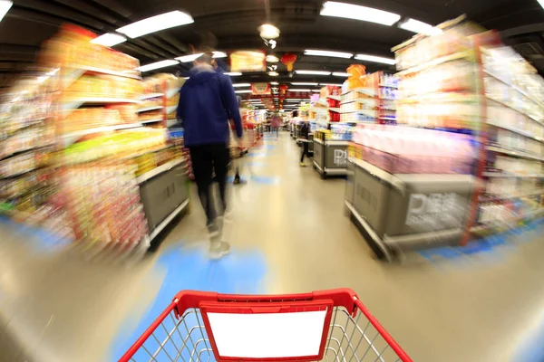 The empty shopping cart is in the supermarket — Stock Photo, Image