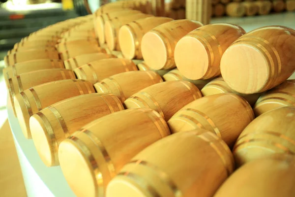 Adega de vinho com barris de madeira — Fotografia de Stock