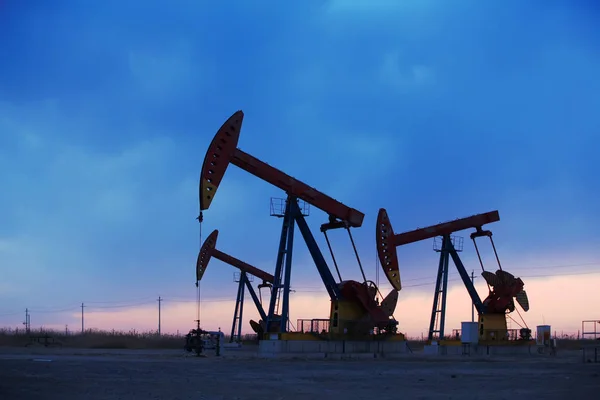 Die Silhouette der Ölpumpe — Stockfoto