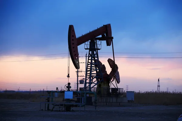 Силуэт нефтяного насоса — стоковое фото