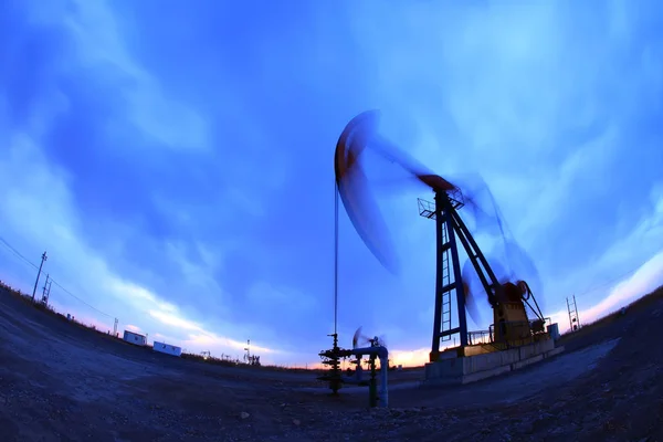 La silueta de la bomba de aceite — Foto de Stock