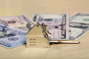 Ev modeli, anahtar ve dolar.