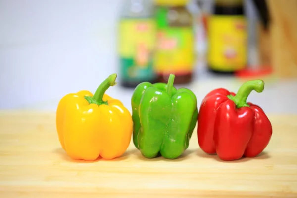 The color pepper is on the cutting board — Stock Photo, Image