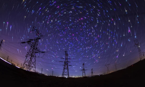 Tours à haute tension et sentiers étoilés — Photo