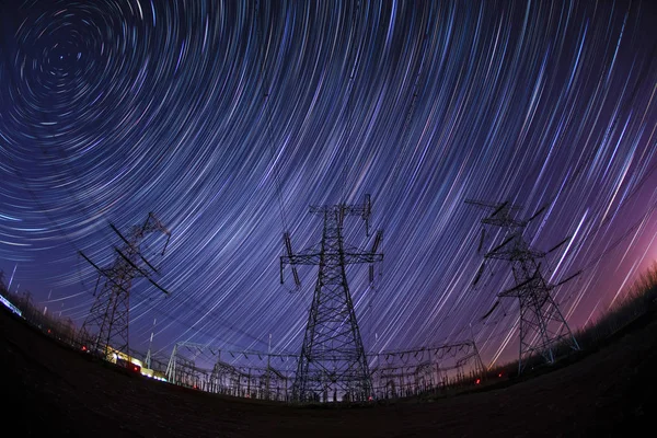 高压电塔和星迹 — 图库照片