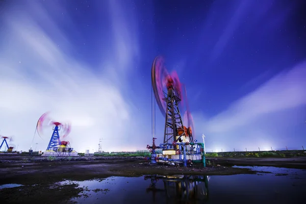 The oil pump in the evening — Stock Photo, Image