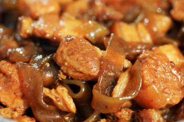 Kahverengi soslu haşlanmış domuz eti.