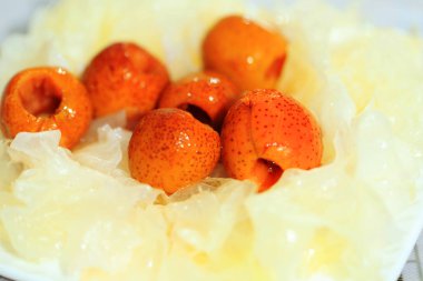 Beyaz mantar ve dikenli salata.