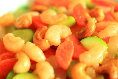 Karidesle kızartılmış kaju fıstığı.