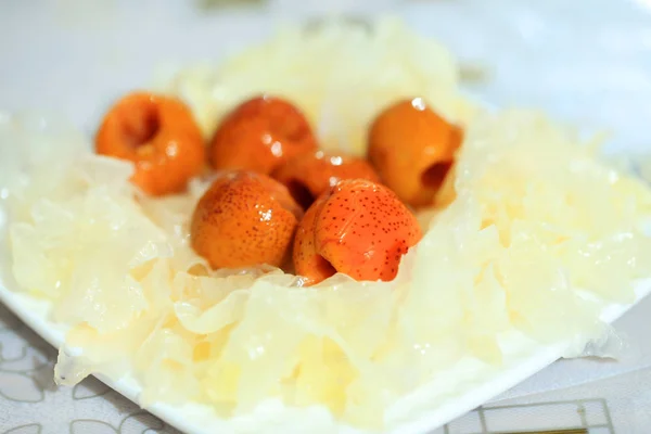 Salade de champignons blancs et d'aubépines — Photo