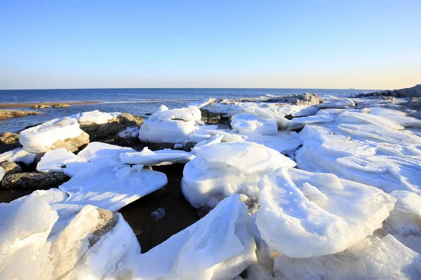 氷と雪が海岸にある。 — ストック写真