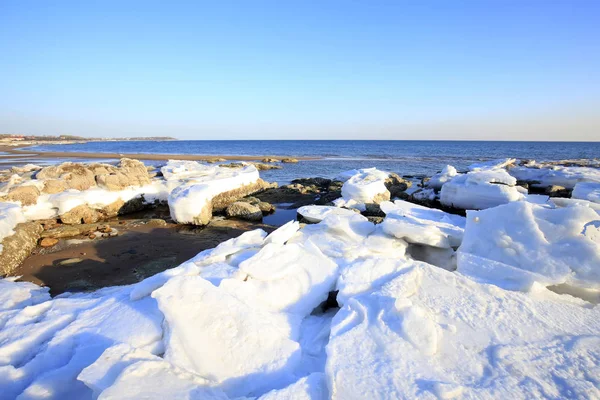 氷と雪が海岸にある。 — ストック写真