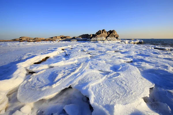 氷と雪が海岸にある。 — ストック写真