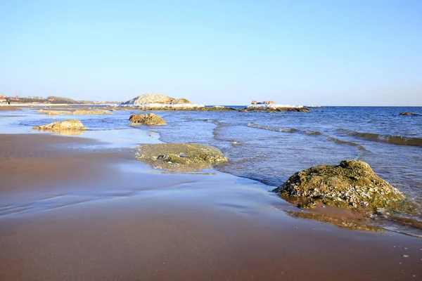 The seaside scenery is in winter