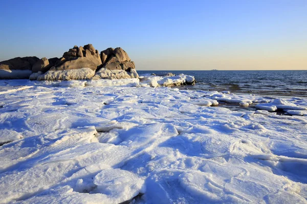 The seaside scenery is in winter