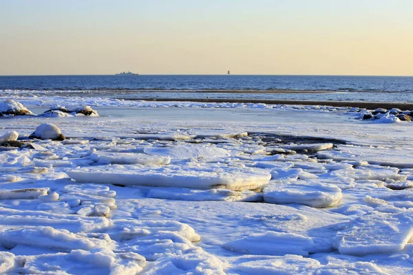 The seaside scenery is in winter