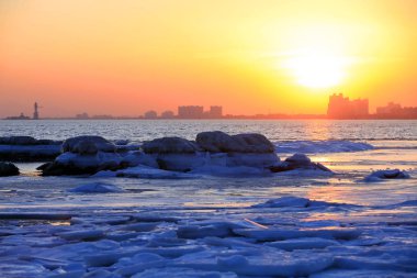 Kışın deniz kenarında gün batımı