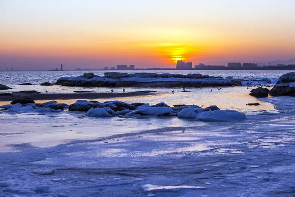 Kışın deniz kenarında gün batımı — Stok fotoğraf