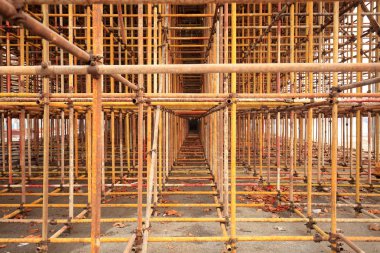 İnşaat alanında iskele var..