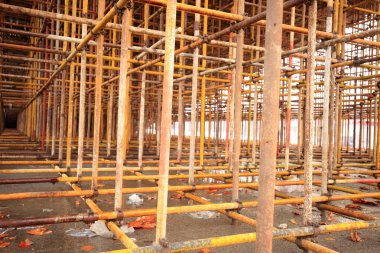 İnşaat alanında iskele var..