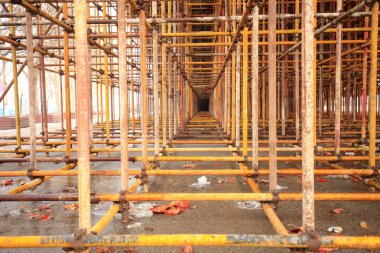 İnşaat alanında iskele var..