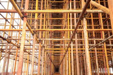 İnşaat alanında iskele var..