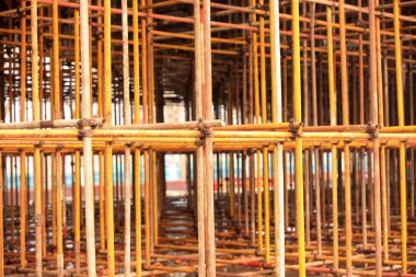 İnşaat alanında iskele var..