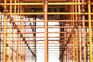 İnşaat alanında iskele var..