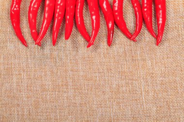 Kırmızı kırmızı kırmızı biber beyaz arka planda izole