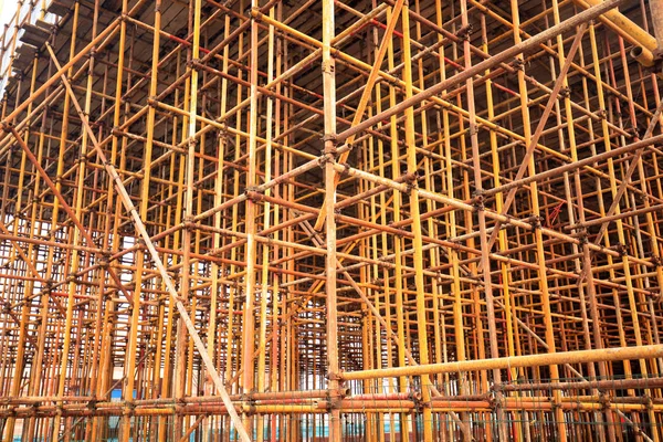 De steiger staat op de bouwplaats. — Stockfoto