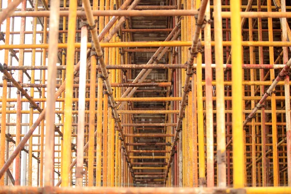 Andaimes estão no canteiro de obras . — Fotografia de Stock