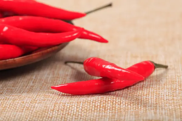 Pimenta vermelha quente isolada sobre fundo branco — Fotografia de Stock