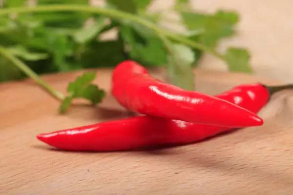 Pimenta vermelha quente isolada sobre fundo branco — Fotografia de Stock