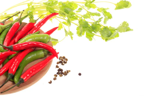 Pimenta vermelha, pimenta verde, pimenta e coentros, comida backgr — Fotografia de Stock