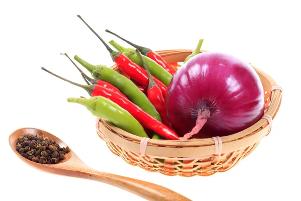 Pimenta vermelha, pimenta verde, pimenta e cebola, fundo alimentar — Fotografia de Stock