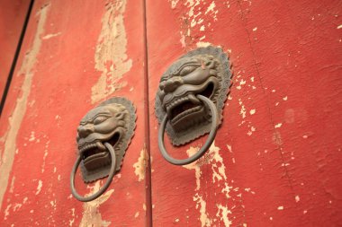 Çin antik ahşap kapı ve kapı tokmağı