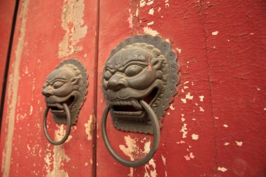 Çin antik ahşap kapı ve kapı tokmağı