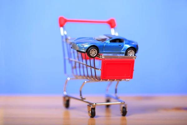 Araba alışverişi, alışveriş arabasındaki araba modeli. — Stok fotoğraf