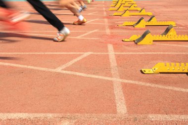 Spor karşılaşması, atlet koşusu başlıyor.